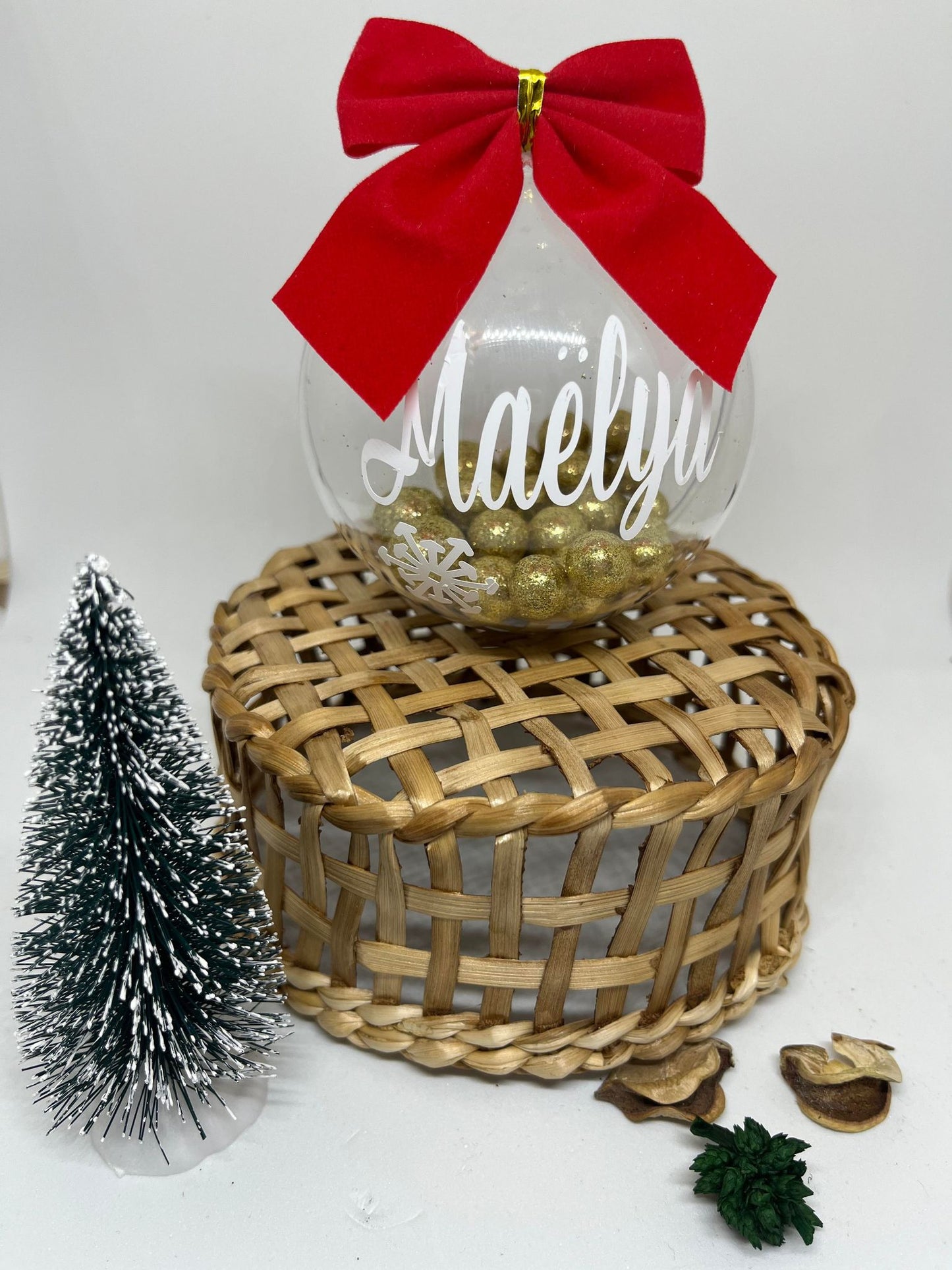Boule de Noël avec noeux rouge
