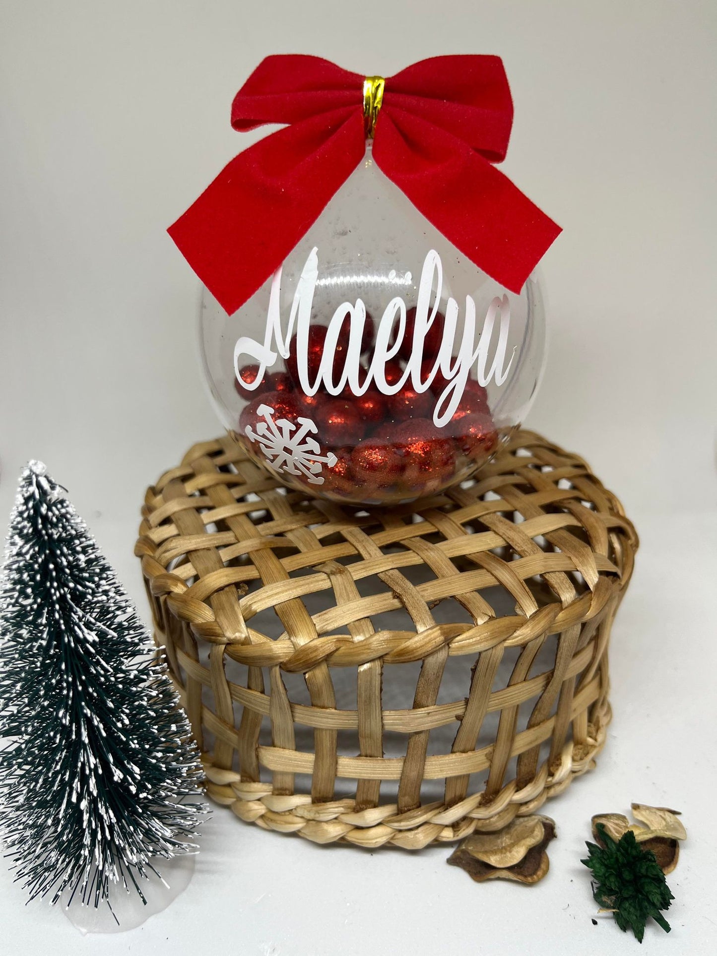 Boule de Noël avec noeux rouge