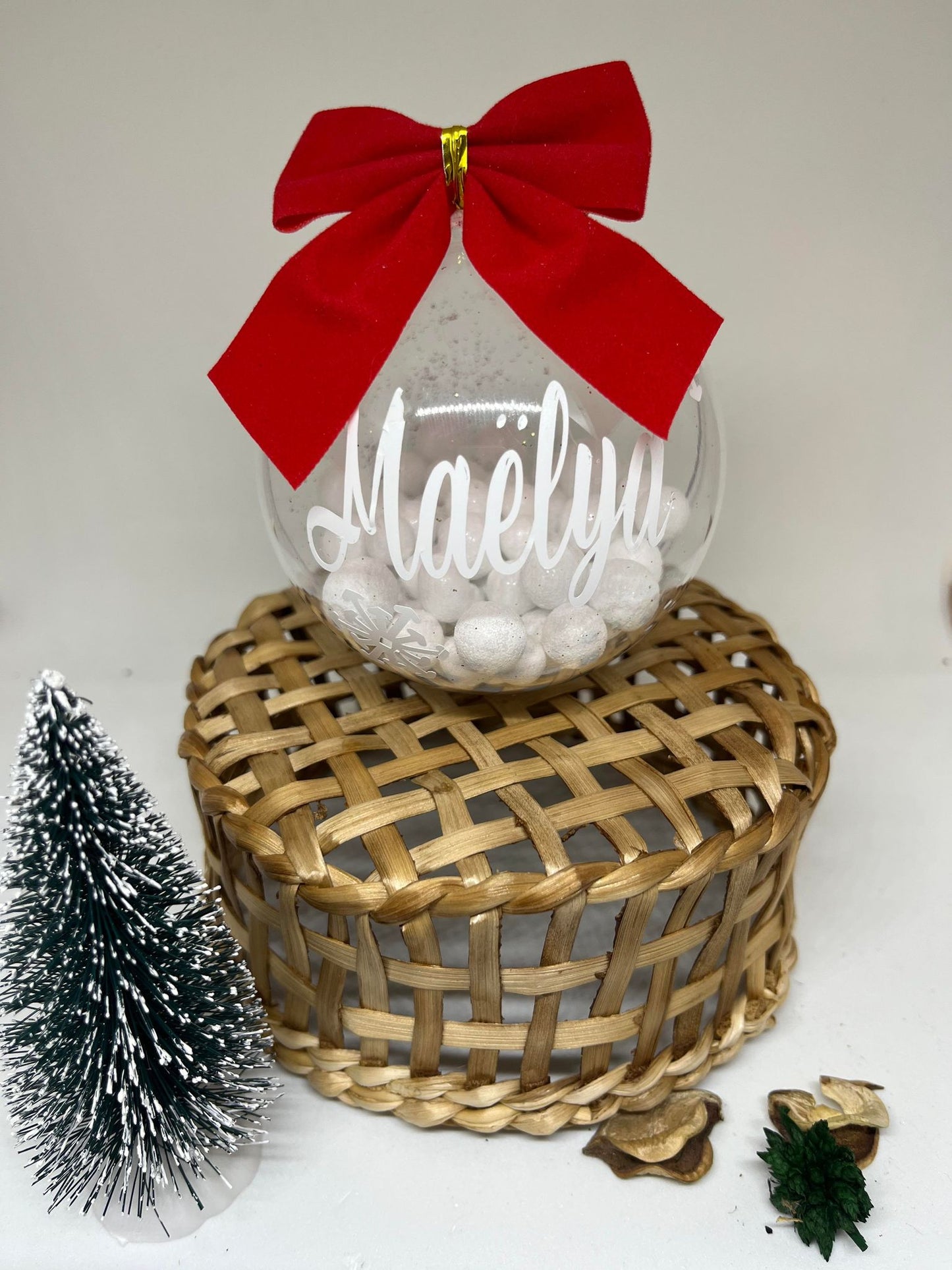 Boule de Noël avec noeux rouge