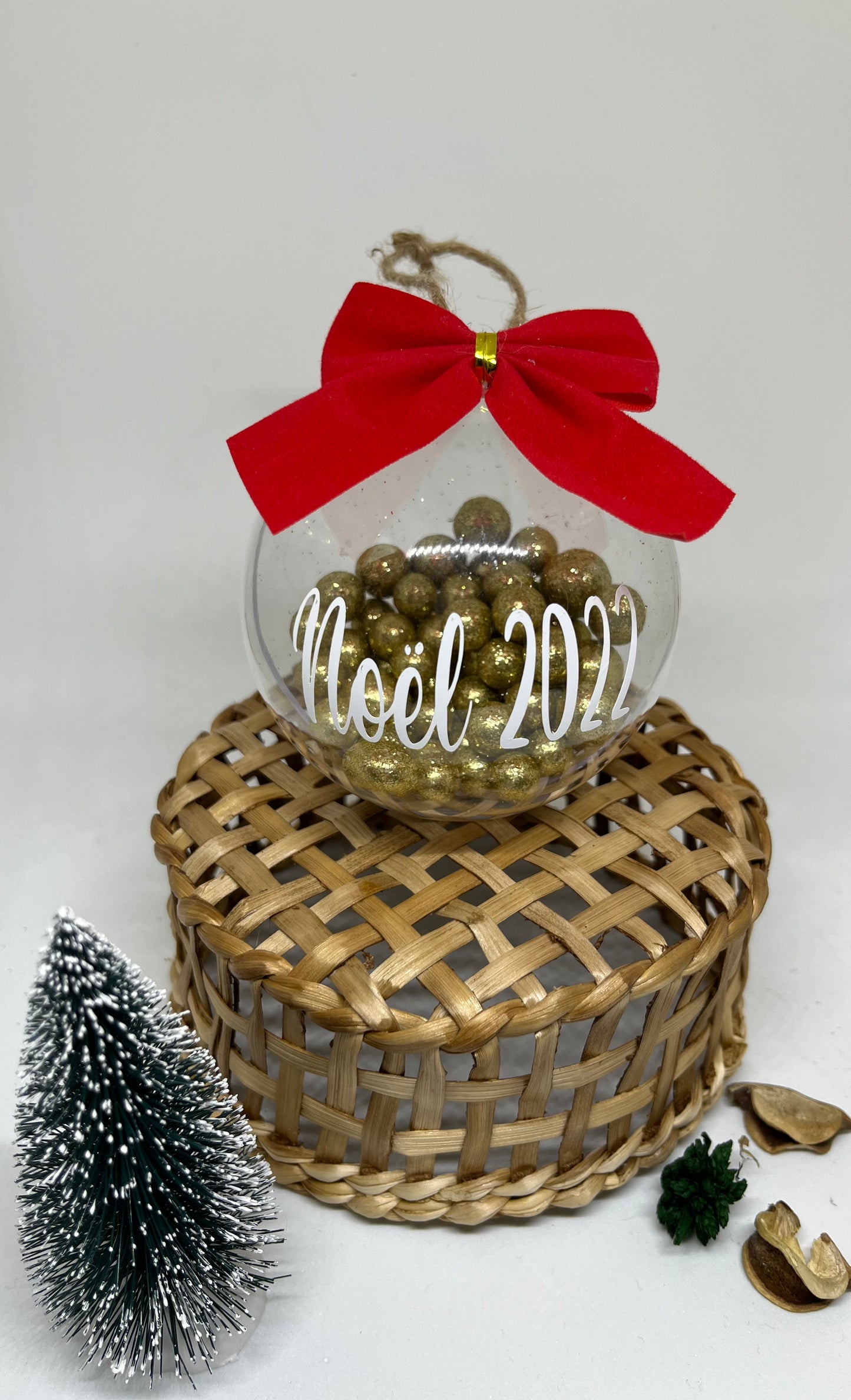 Boule de Noël avec noeux rouge