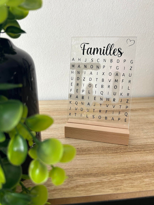 Plaque de mots mêlés famille